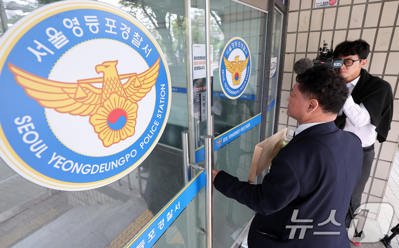 (서울=뉴스1) 김성진 기자 = 김한메 사법정의바로세우기시민행동 상임대표가 23일 서울 영등포경찰서에서 이준석 개혁신당 대통령 후보의 정치자금법 위반 혐의 등에 대한 고발인 조사에 …