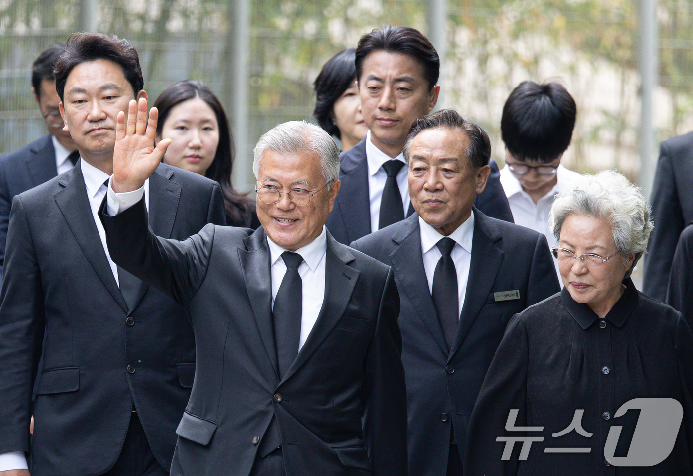 (김해=뉴스1) 이재명 기자 = 문재인 전 대통령과 권양숙 여사가 23일 오후 경남 김해시 봉하마을에서 열린 고 노무현 전 대통령 16주기 추도식에 참석하고 있다. 2025.5.2 …