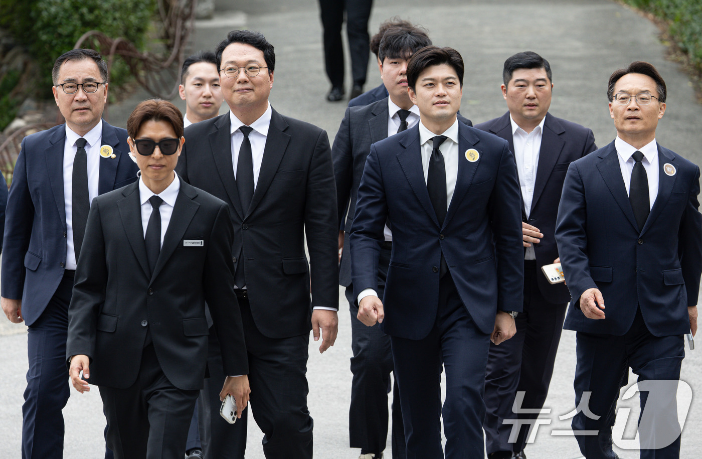 (김해=뉴스1) 이재명 기자 = 김용태 국민의힘 비상대책위원장과 천하람 개혁신당 상임선거대책위원장이 23일 오후 경남 김해시 봉하마을에서 열린 고 노무현 전 대통령 16주기 추도식 …