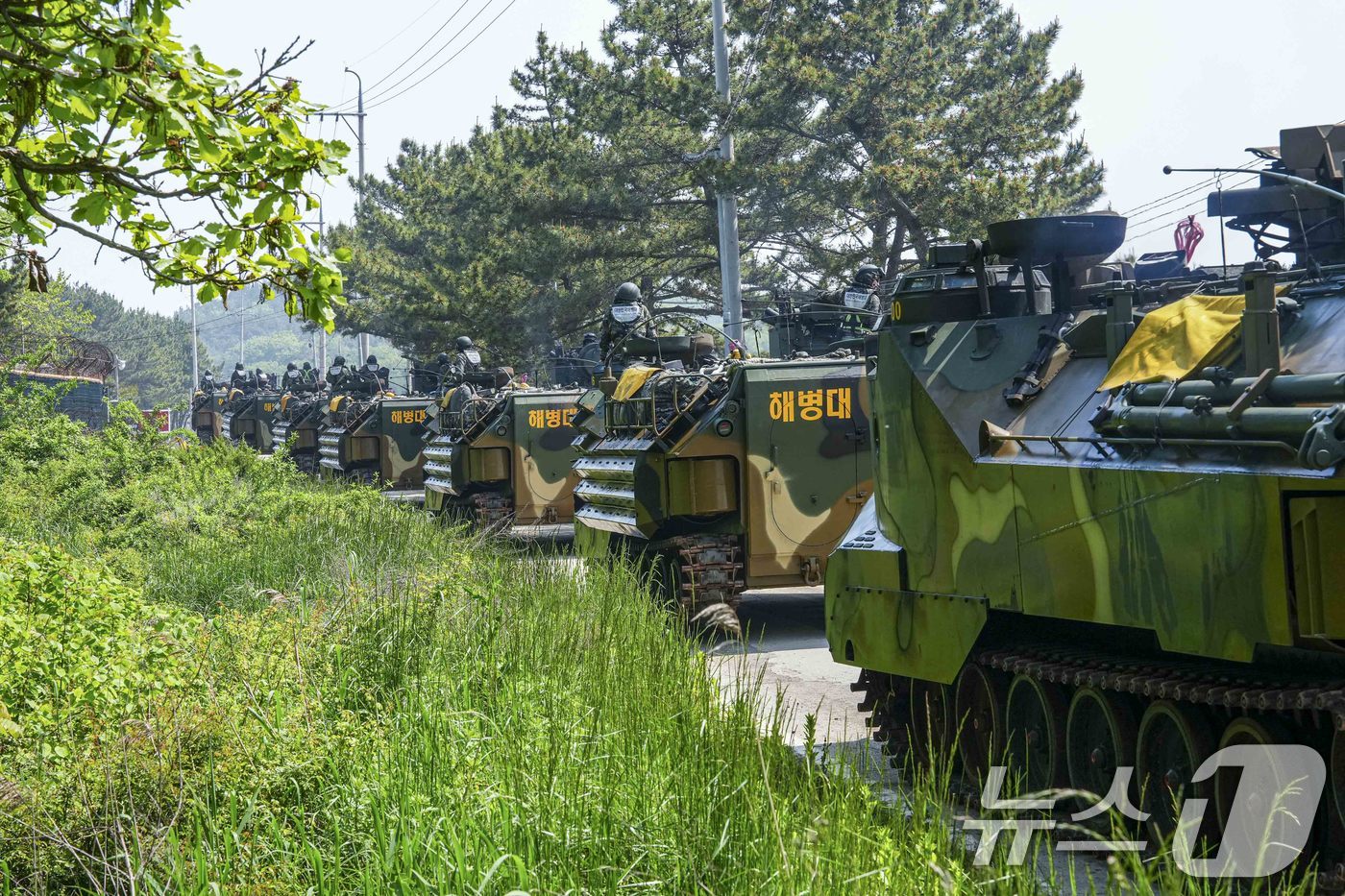 (서울=뉴스1) = 서북도서방위사령부는 지난 21일부터 백령도와 연평도 등 서북도서 일대에서 '25년 전반기 합동도서방어훈련'을 실시했다고 23일 밝혔다.지난 22일 해병대 2사단 …