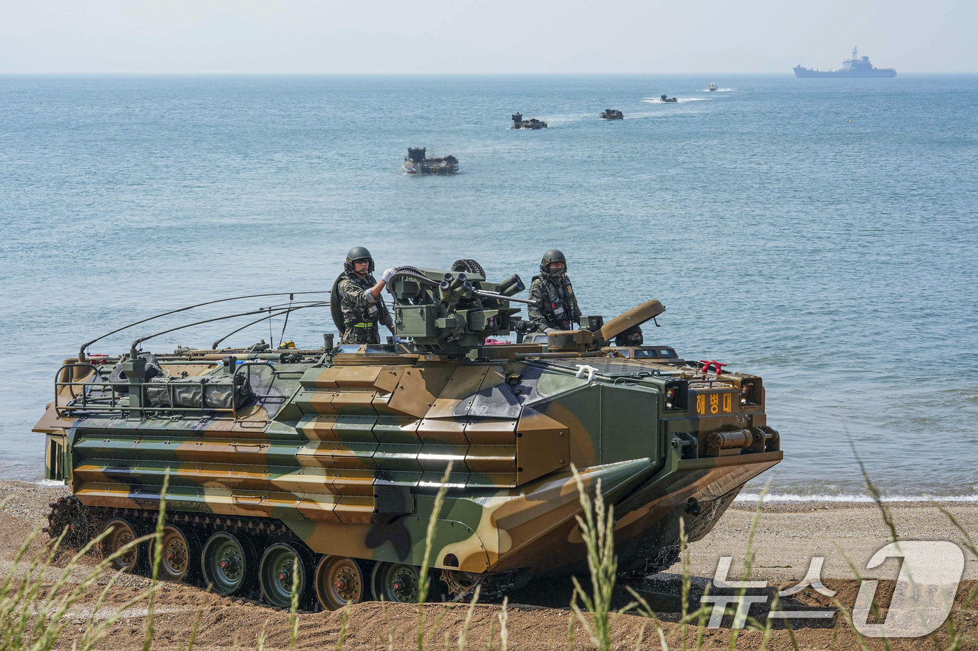 (서울=뉴스1) = 서북도서방위사령부는 지난 21일부터 백령도와 연평도 등 서북도서 일대에서 '25년 전반기 합동도서방어훈련'을 실시했다고 23일 밝혔다.지난 22일 해병대 2사단 …