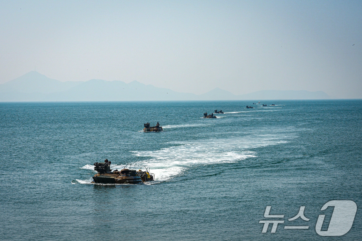 (서울=뉴스1) = 서북도서방위사령부는 지난 21일부터 백령도와 연평도 등 서북도서 일대에서 '25년 전반기 합동도서방어훈련'을 실시했다고 23일 밝혔다.지난 22일 해병대 2사단 …