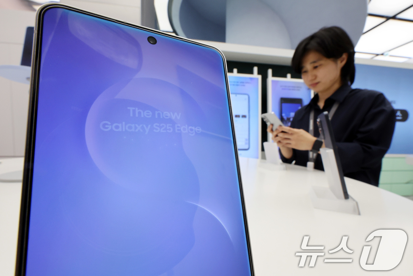 (서울=뉴스1) 이동해 기자 = 23일 서울 강남 스토어에서 관계자가 이날 출시된 삼성전자의 초슬림 스마트폰 '갤럭시 S25 엣지'를 살펴보고 있다. 2025.5.23/뉴스1