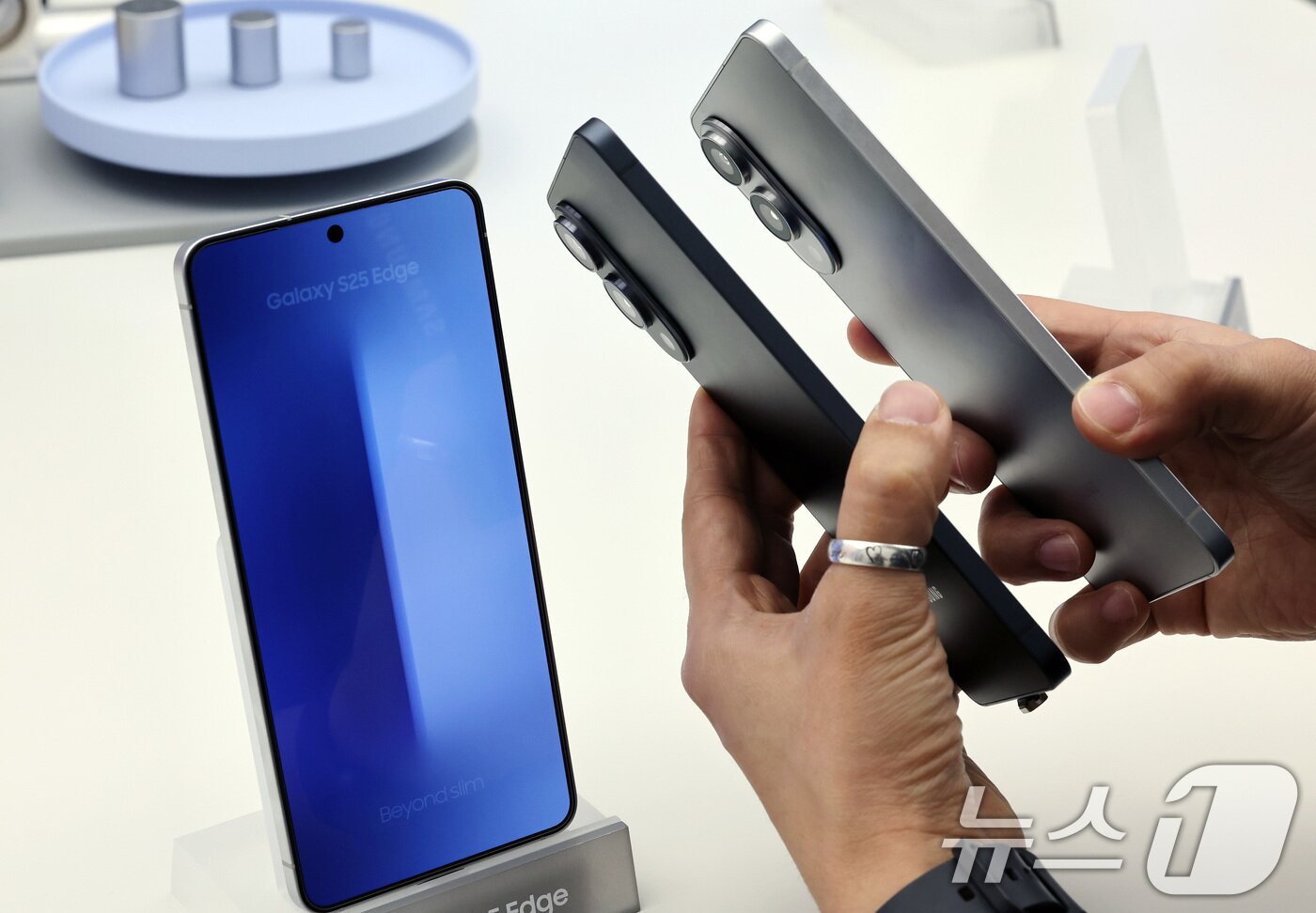본문 이미지 - 23일 서울 강남 스토어에서 관계자가 이날 출시된 삼성전자의 초슬림 스마트폰 &#39;갤럭시 S25 엣지&#39;를 살펴보고 있다. 2025.5.23/뉴스1 ⓒ News1 이동해 기자