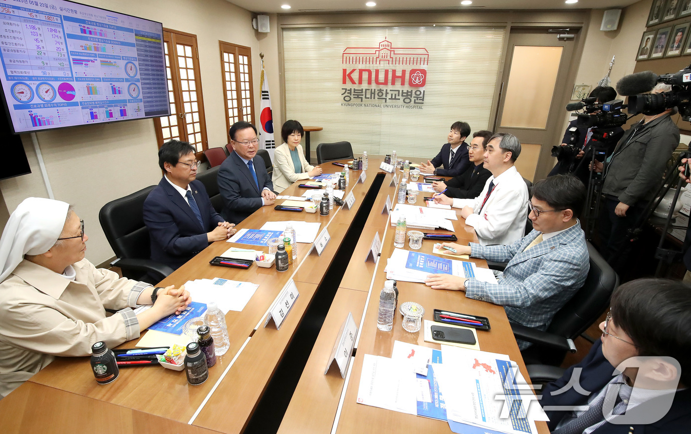 (대구=뉴스1) 공정식 기자 = 김부겸 더불어민주당 중앙당 총괄선대위원장(왼쪽 세번째)이 23일 오후 대구 중구 경북대학교병원을 찾아 지역 대학병원장 및 대구의사회장과 가진 간담회 …