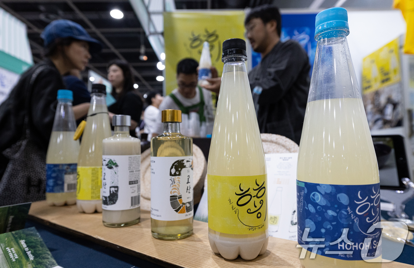 (서울=뉴스1) 이승배 기자 = 23일 서울 서초구 aT센터에서 열린 '2025 대한민국 막걸리엑스포'에 막걸리 제품들이 진열돼 있다. 2025.5.23/뉴스1