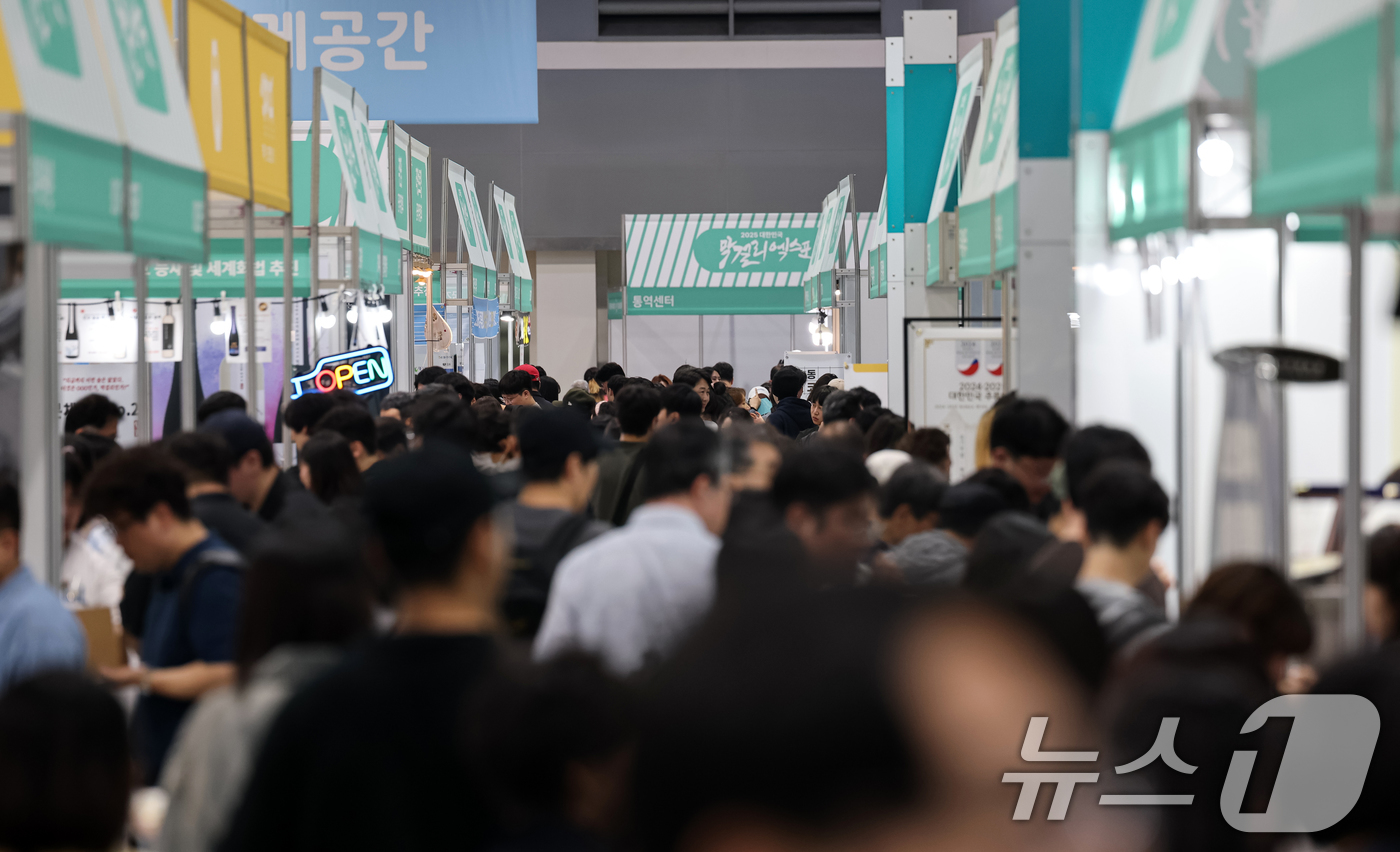 (서울=뉴스1) 이승배 기자 = 23일 서울 서초구 aT센터에서 열린 '2025 대한민국 막걸리엑스포'가 관람객들로 북적이고 있다. 2025.5.23/뉴스1