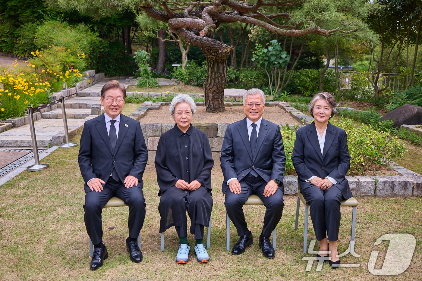 (김해=뉴스1) = 이재명 더불어민주당 대통령 후보가 고 노무현 전 대통령 서거 16주기인 23일 경남 김해시 진영읍 봉하마을을 방문해 권양숙 여사, 문재인 전 대통령, 김정숙 여 …