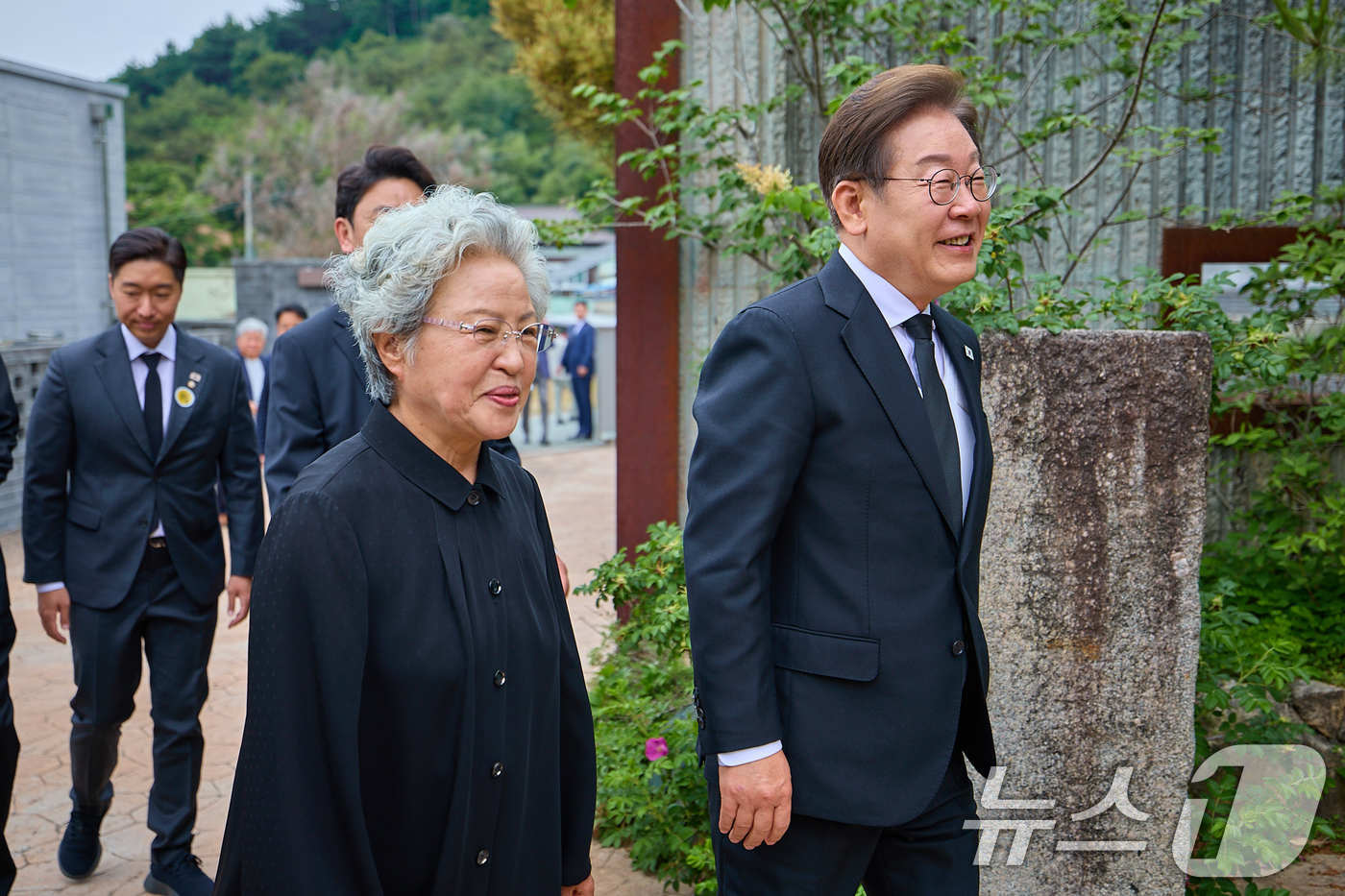 (김해=뉴스1) = 이재명 더불어민주당 대통령 후보가 고 노무현 전 대통령 서거 16주기인 23일 경남 김해시 진영읍 봉하마을을 방문해 권양숙 여사와 사저로 향하고 있다. (더불어 …