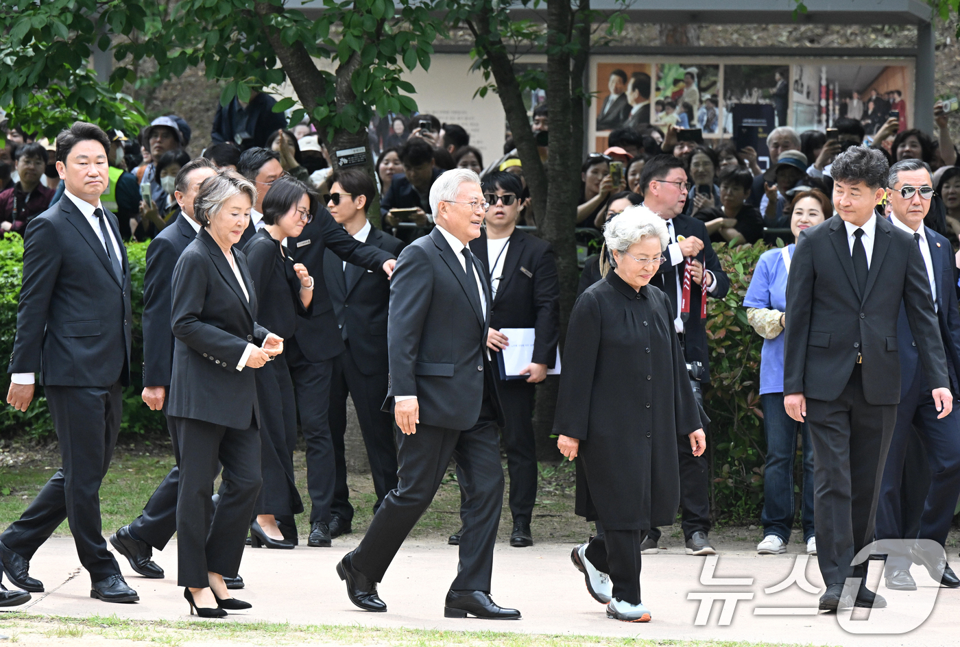 (김해=뉴스1) 이재명 기자 = 문재인 전 대통령과 권양숙 여사가 23일 오후 경남 김해시 봉하마을에서 열린 고 노무현 전 대통령 16주기 추도식에 참석하고 있다. (공동취재) 2 …