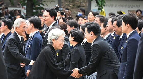 참석자들과 인사하는 문재인·권양숙