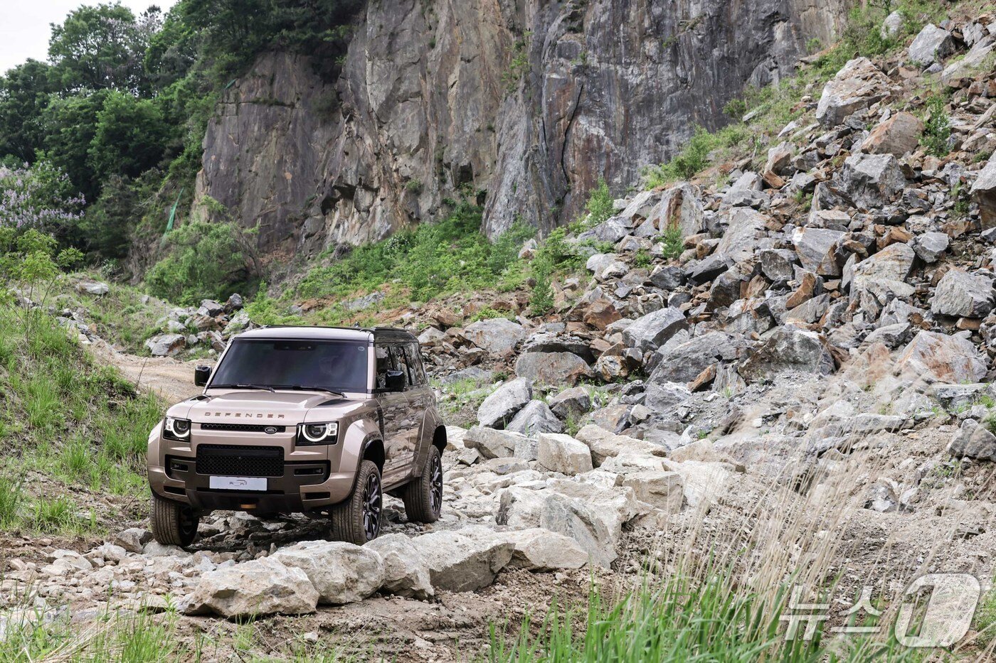 본문 이미지 - 바위 길을 지나가는 디펜더 옥타.