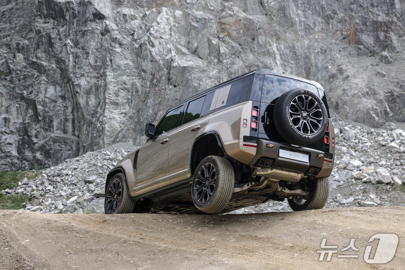 본문 이미지 -  비포장 내리막길을 내려가는 디펜더 옥타.