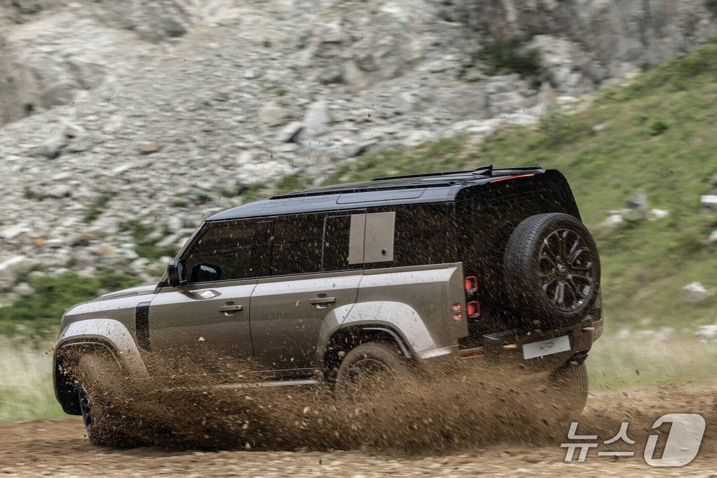본문 이미지 - 비포장 길을 달리는 디펜더 옥타.