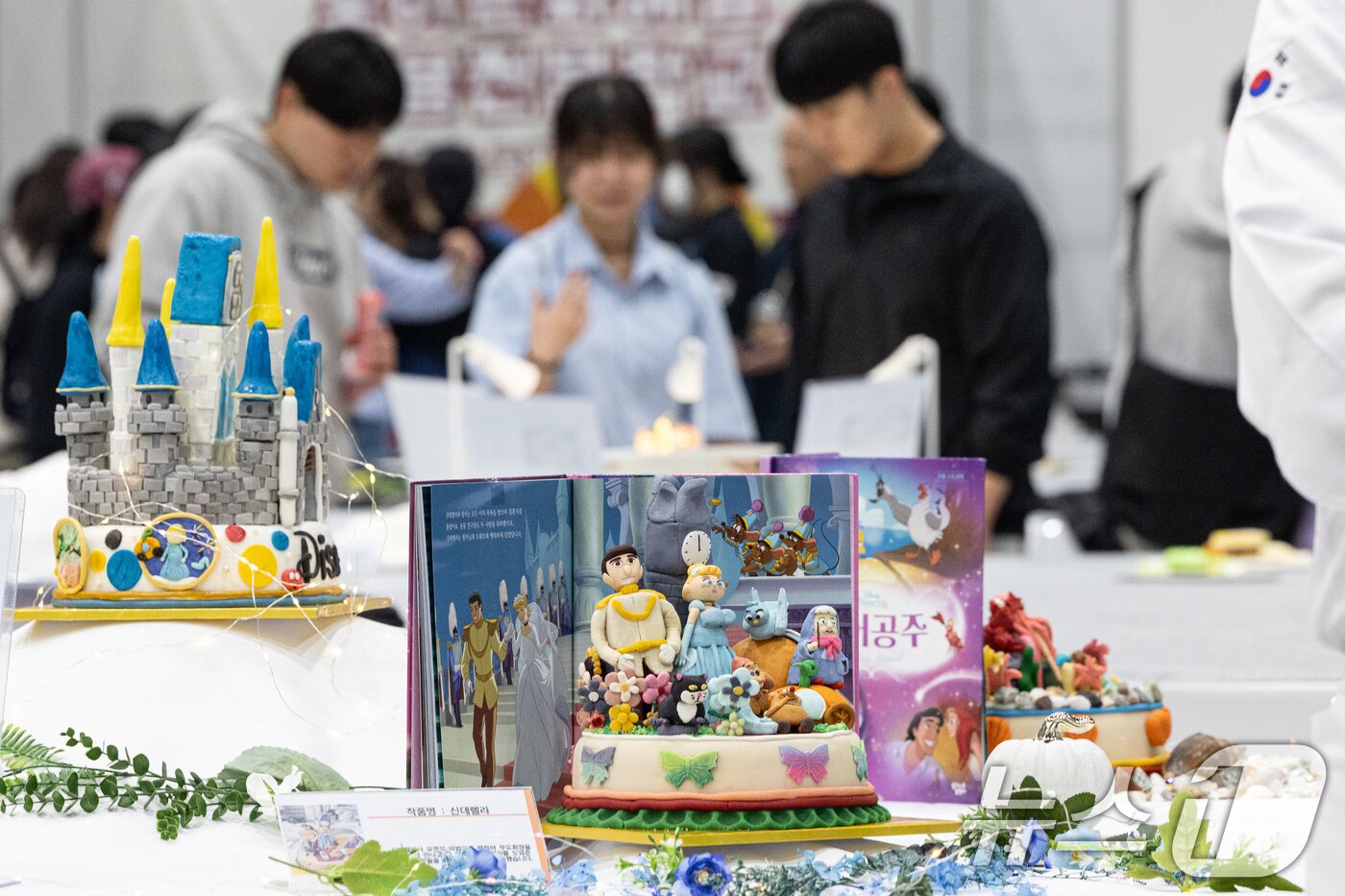 본문 이미지 - 23일 서울 서초구 aT센터에서 열린 &#39;대한민국 국제요리&제과 경연대회&#39;에 작품들이 진열돼 있다. 2025.5.23/뉴스1 ⓒ News1 이승배 기자