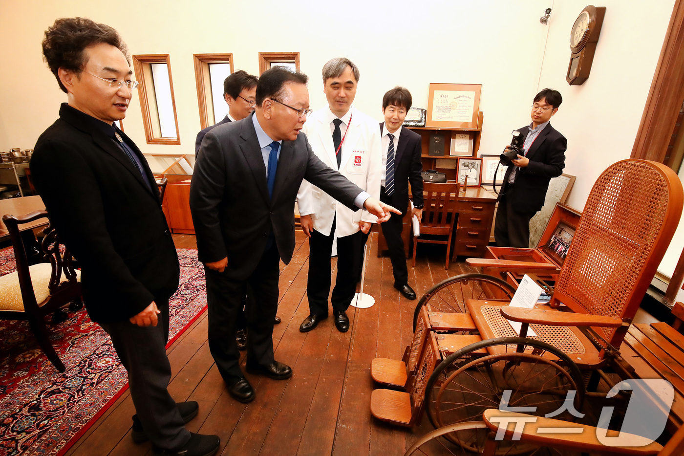 (대구=뉴스1) 공정식 기자 = 김부겸 더불어민주당 중앙당 총괄선대위원장이 23일 오후 대구 중구 경북대학교병원을 찾아 의료박물관을 살펴보고 있다. 2025.5.23/뉴스1