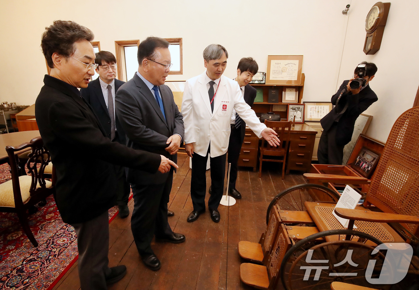 (대구=뉴스1) 공정식 기자 = 김부겸 더불어민주당 중앙당 총괄선대위원장이 23일 오후 대구 중구 경북대학교병원을 찾아 의료박물관을 살펴보고 있다. 2025.5.23/뉴스1