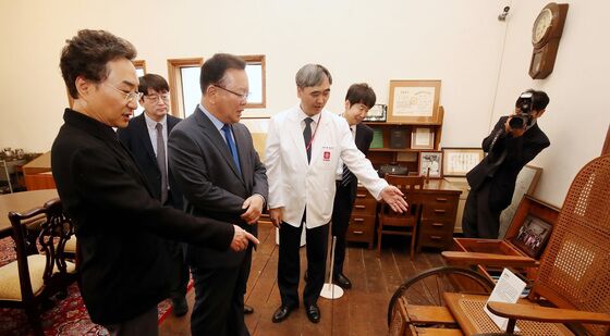 경북대학교병원 의료박물관 살펴보는 김부겸