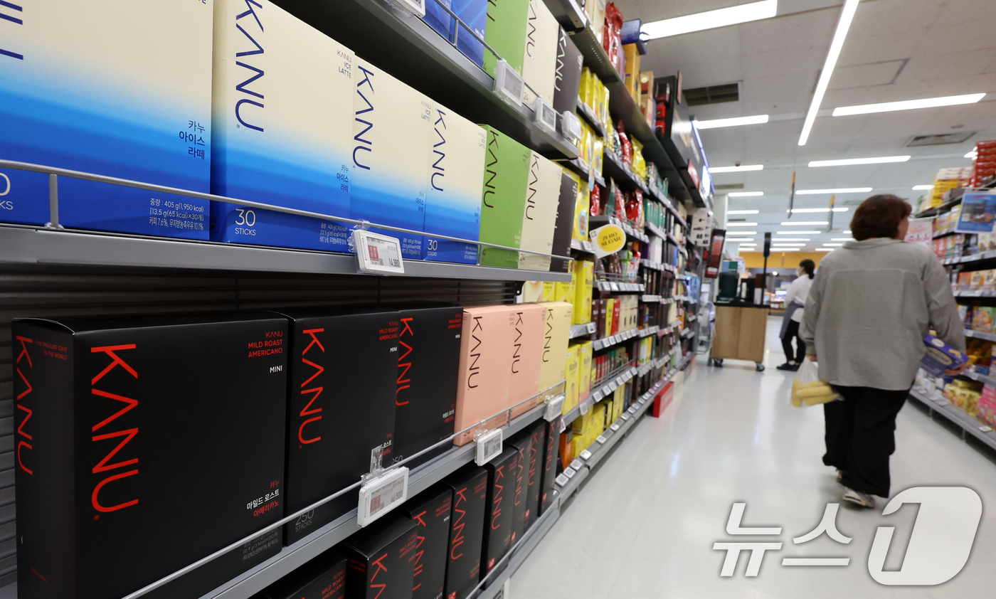 (서울=뉴스1) 김명섭 기자 = 동서식품은 오는 30일부로 인스턴트 커피와 커피믹스, 커피음료 등 제품 출고 가격을 평균 7.7% 인상한다고 23일 밝혔다.이에 따라 맥심 모카골드 …