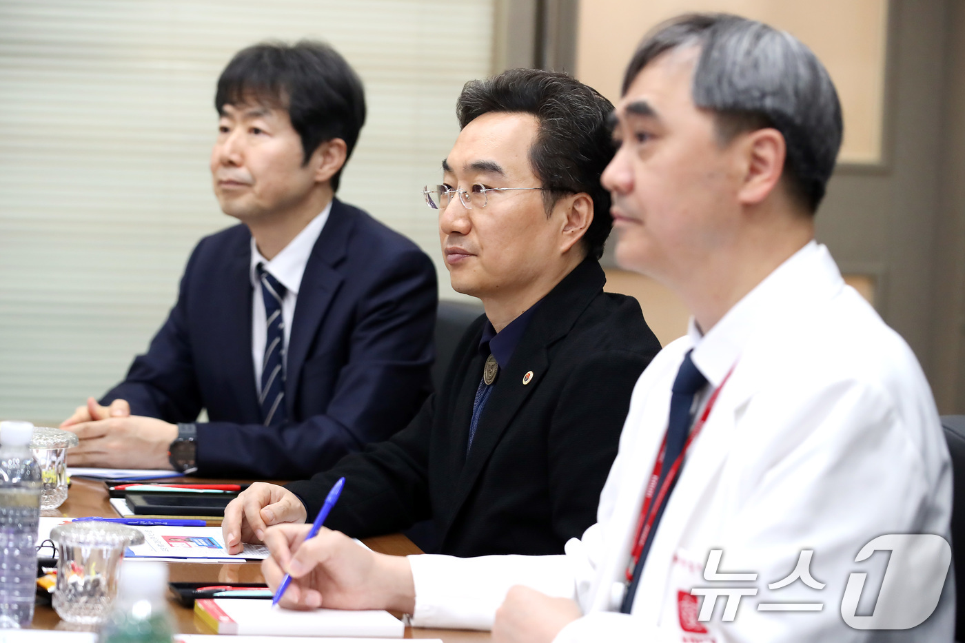 (대구=뉴스1) 공정식 기자 = 지역 대학병원장과 대구시의사회장이 23일 오후 대구 중구 경북대학교병원에서 열린 김부겸 더불어민주당 중앙당 총괄선대위원장과 간담회에서 김 위원장 발 …