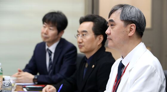 김부겸 발언 듣는 양동헌 경북대병원장