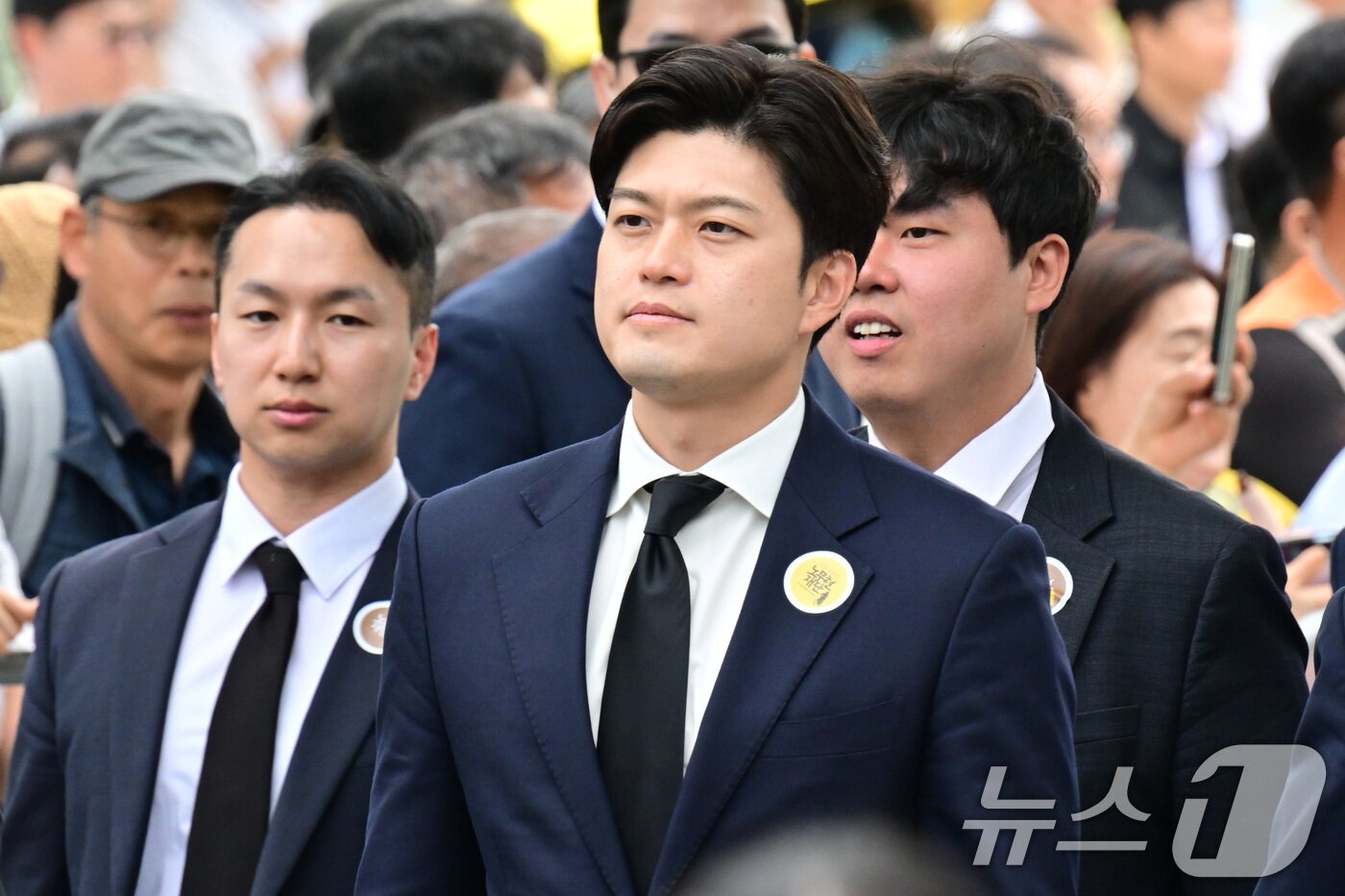본문 이미지 - 김용태 국민의힘 비상대책위원장이 23일 오후 경남 김해시 봉하마을에서 열린 고 노무현 전 대통령 16주기 추도식에 참석하고 있다. &#40;공동취재&#41; 2025.5.23/뉴스1 ⓒ News1 이재명 기자