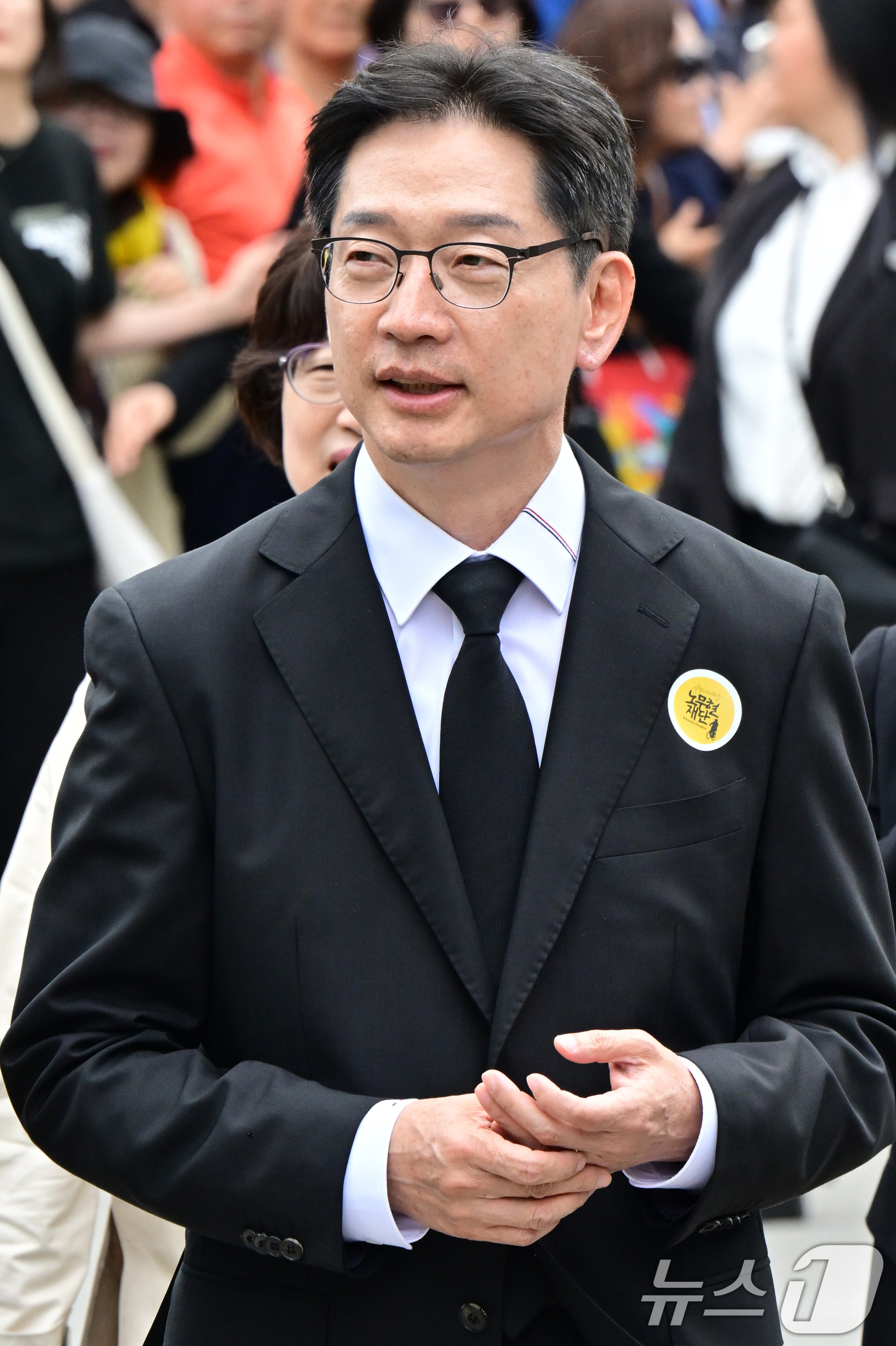 (김해=뉴스1) 이재명 기자 = 김경수 더불어민주당 총괄선대위원장이 23일 오후 경남 김해시 봉하마을에서 열린 고 노무현 전 대통령 16주기 추도식에 참석하고 있다. (공동취재) …