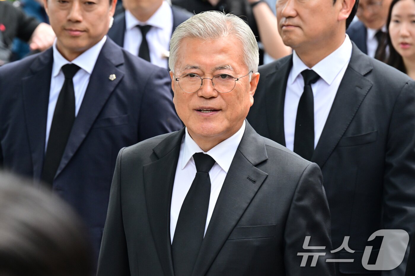 본문 이미지 - 문재인 전 대통령이 23일 오후 경남 김해시 봉하마을에서 열린 고 노무현 전 대통령 16주기 추도식에 참석하고 있다. &#40;공동취재&#41; 2025.5.23/뉴스1 ⓒ News1 이재명 기자