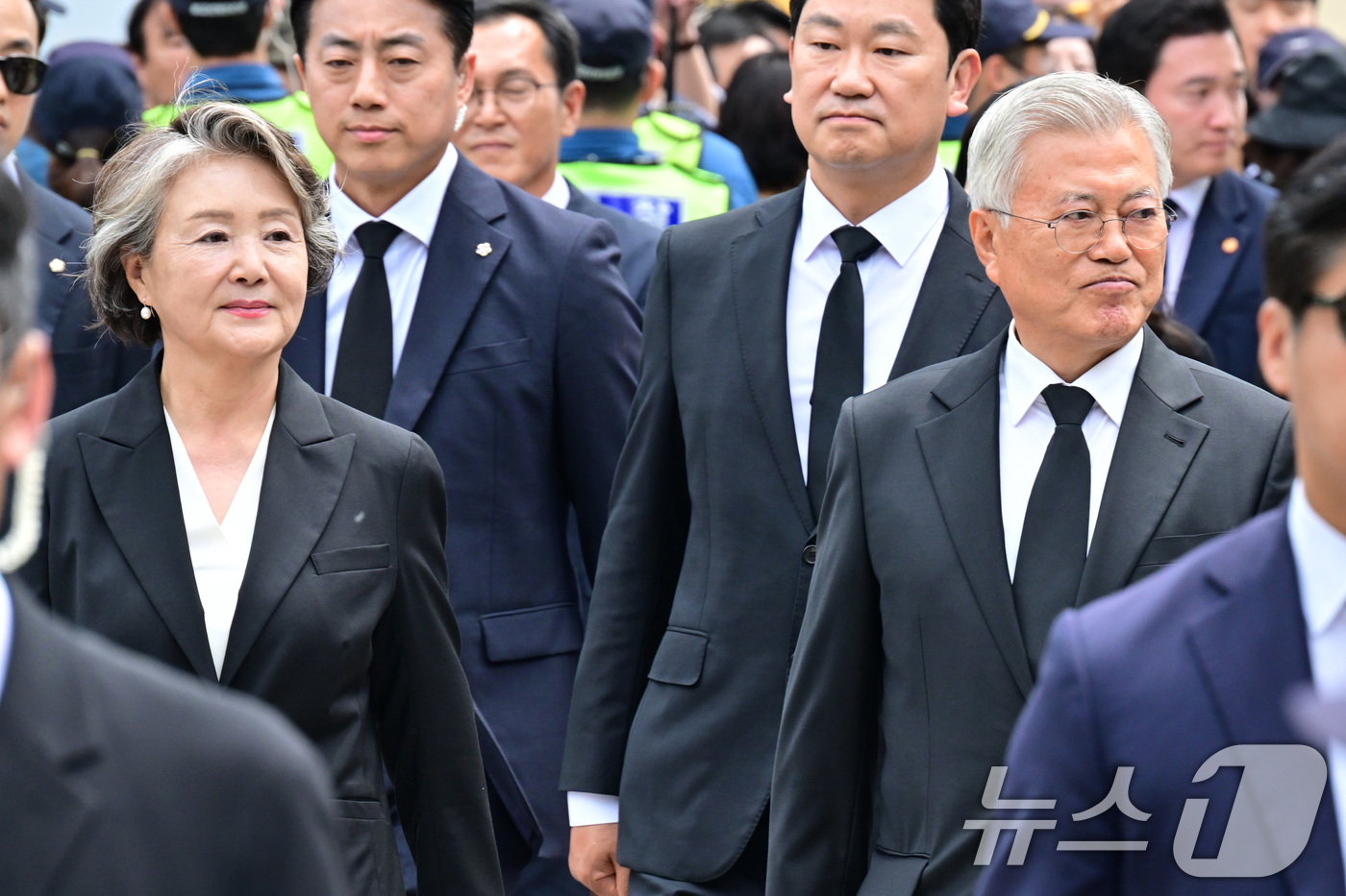 (김해=뉴스1) 이재명 기자 = 문재인 전 대통령과 김정숙 여사가 23일 오후 경남 김해시 봉하마을에서 열린 고 노무현 전 대통령 16주기 추도식에 참석하고 있다. (공동취재) 2 …