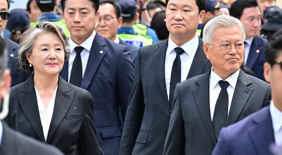 추도식 참석하는 문재인 전 대통령과 김정숙 여사