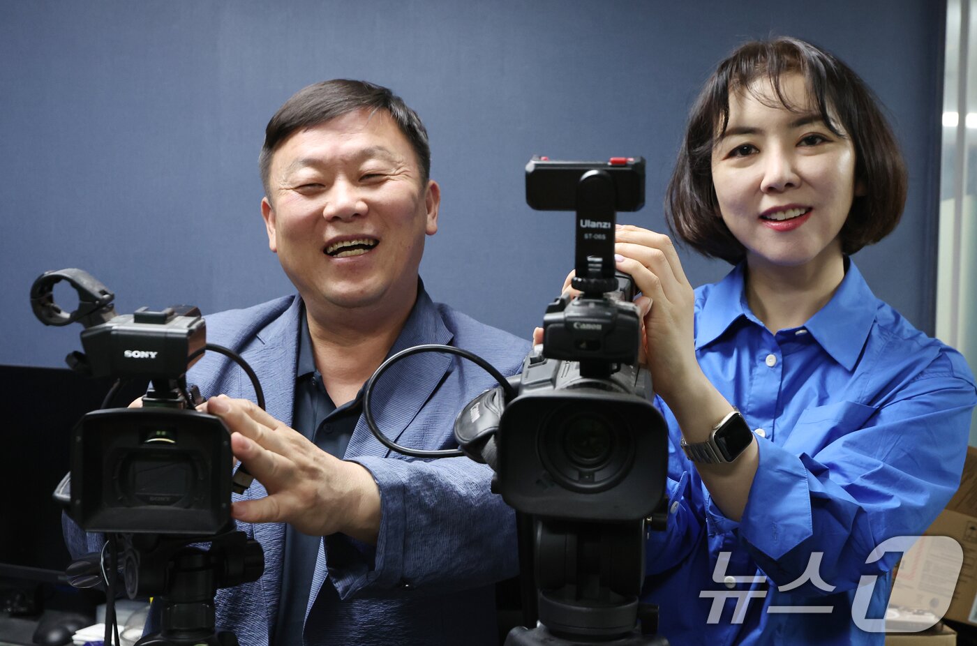 본문 이미지 - 안진걸 이재명 선대위 서민·중산층경제살리기위원회 위원장&#40;왼쪽&#41;과 임세은 이재명 대선후보 민생 대변인이 23일 서울 여의도에서 뉴스1과 인터뷰를 하고 있다. 2025.5.23/뉴스1 ⓒ News1 김명섭 기자