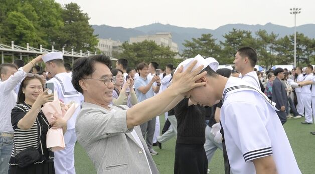 해군병 713기 수료식