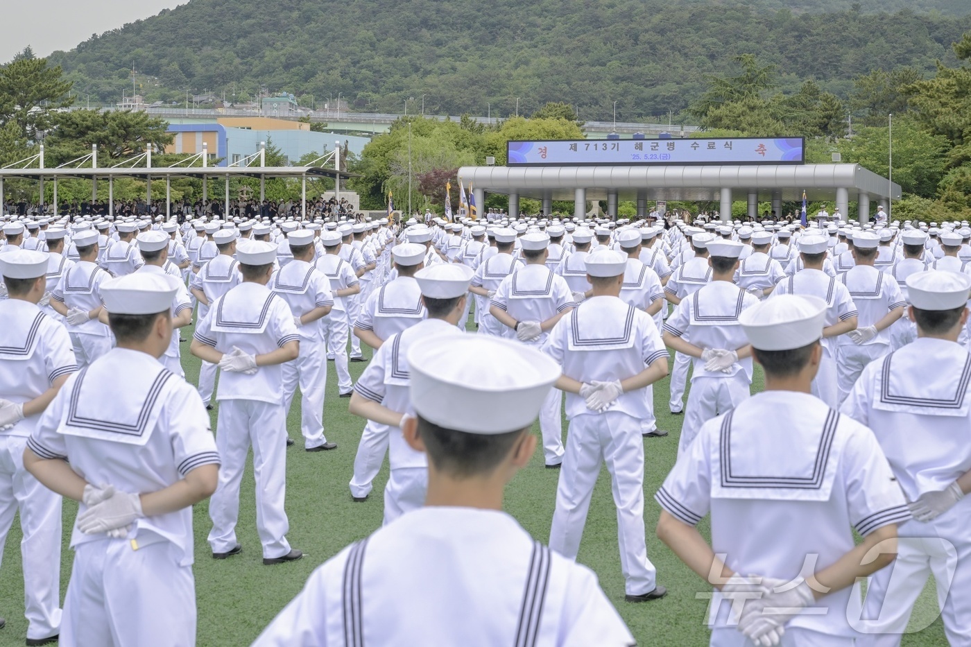 (창원=뉴스1) 윤일지 기자 = 23일 경남 창원 진해구 해군교육사령부 기초군사교육단 연병장에서 해군병 713기 수료식이 열리고 있다. (해군교육사령부 제공. 재판매 및 DB 금지 …