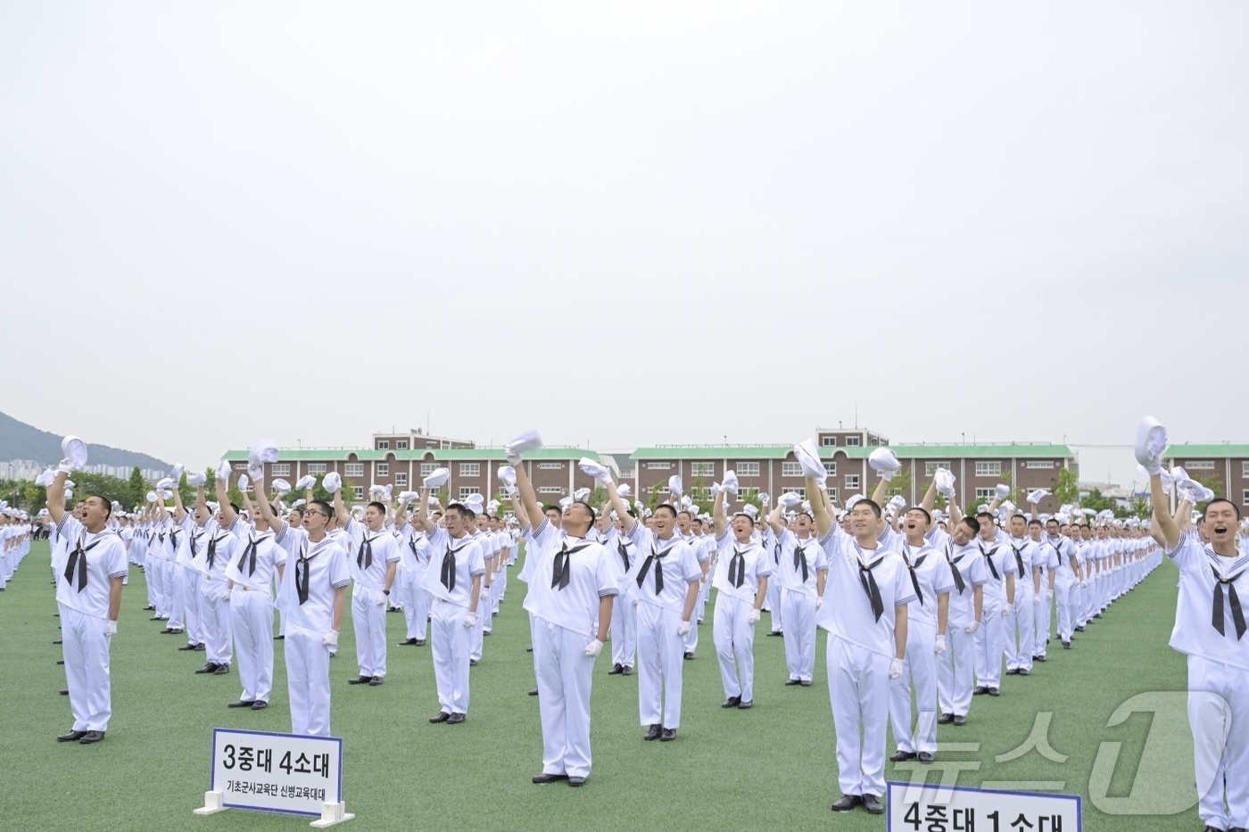 (창원=뉴스1) 윤일지 기자 = 23일 경남 창원 진해구 해군교육사령부 기초군사교육단 연병장에서 열린 해군병 713기 수료식에서 해군병들이 모자를 하늘 위로 던지며 훈련 수료를 자 …