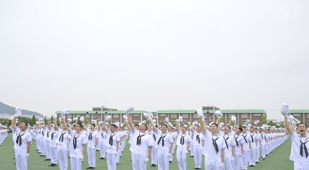 해군병 713기 수료식 '새로운 시작이다'