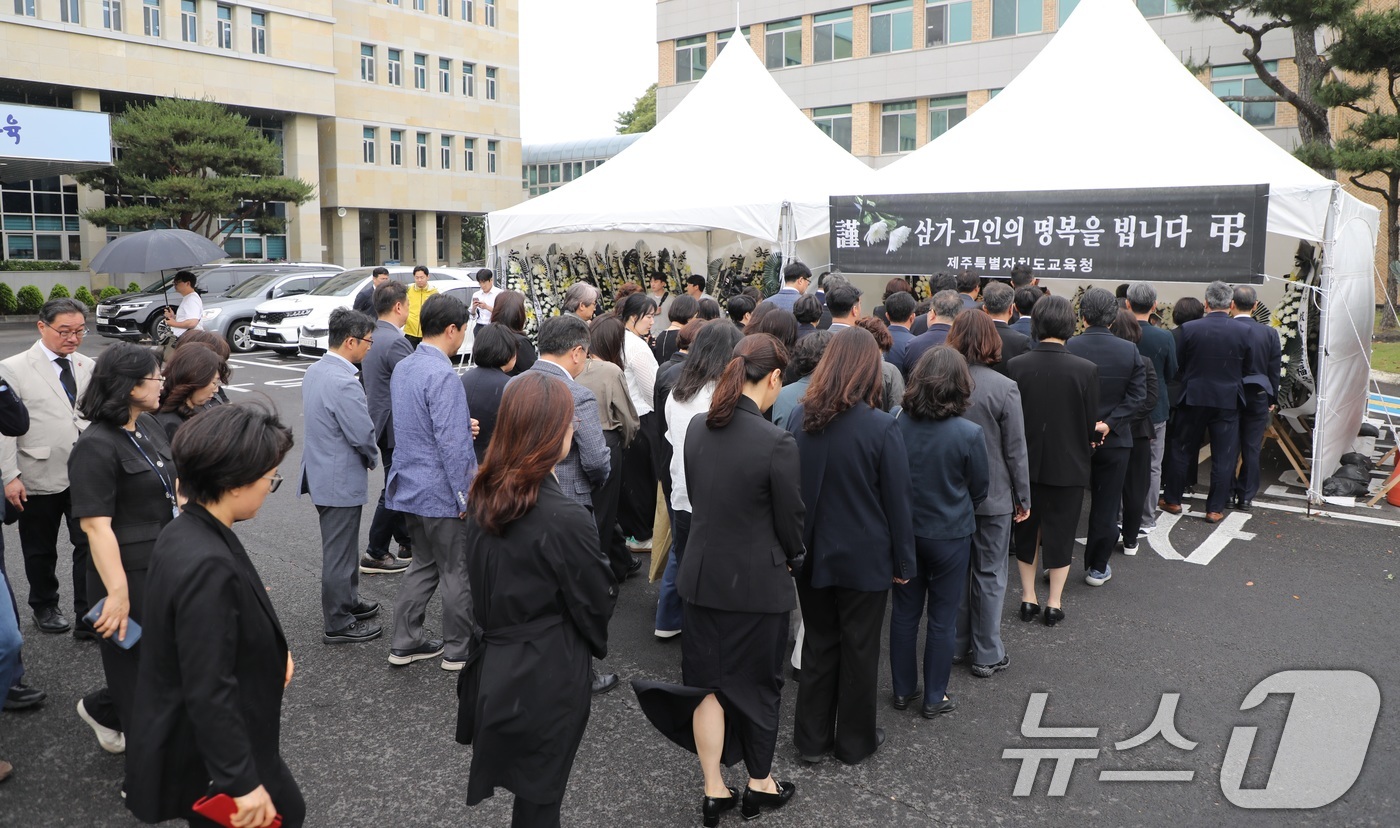 (제주=뉴스1) 고동명 기자 = 지난 22일 제주 모 중학교 교사가 학교에서 숨진 채 발견된 가운데, 23일 오후 제주도교육청 앞마당에 마련된 분향소에는 고인을 추모하기 위한 교육 …