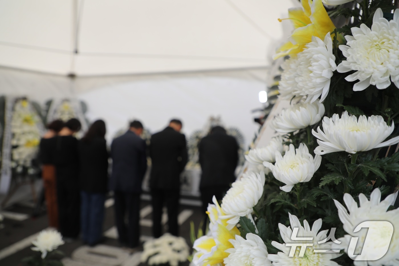 (제주=뉴스1) 고동명 기자 = 지난 22일 제주 모 중학교 교사가 학교에서 숨진 채 발견된 가운데, 23일 오후 제주도교육청 앞마당에 마련된 분향소에는 고인을 추모하기 위한 교육 …