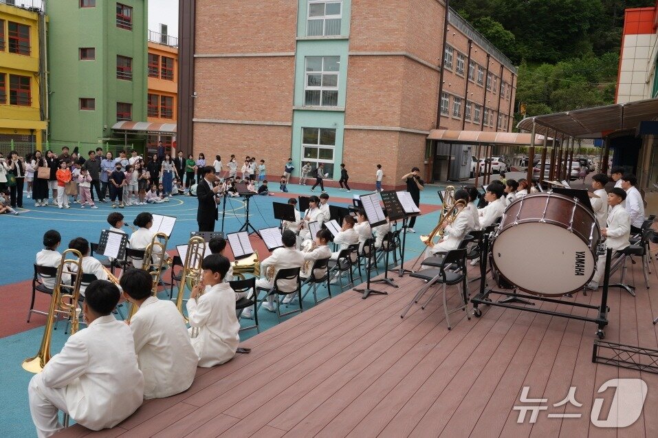 본문 이미지 - 화순초 학생들의 버스킹 연주회 장면 &#40;전남도교육청 제공, 재판매 및 DB 금지&#41;