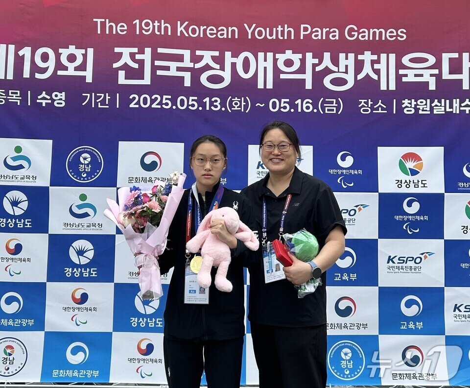 본문 이미지 - 김수현 학생&#40;왼쪽&#41;이 지도교사와 기념사진을 찍고 있다. &#40;전남도교육청 제공, 재판매 및 DB 금지&#41;