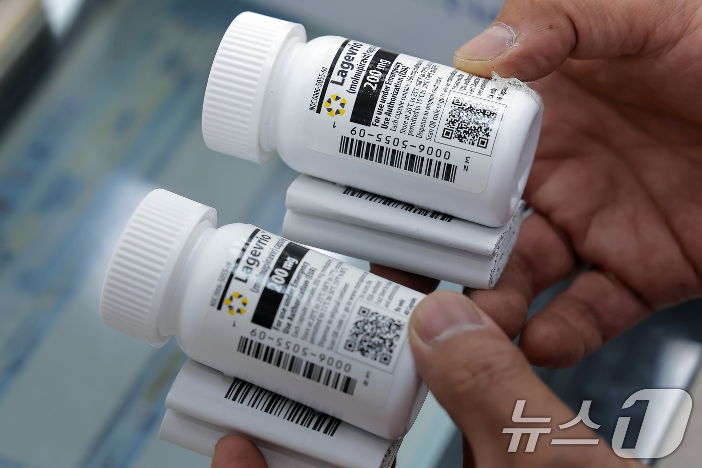 (서울=뉴스1) 박정호 기자 = 홍콩·대만·싱가포르 등 주변 국가에서 코로나19 환자가 증가하는 가운데 23일 오후 서울 종로구 코로나19 치료제 지정약국인 종로 열린약국에서 약국 …