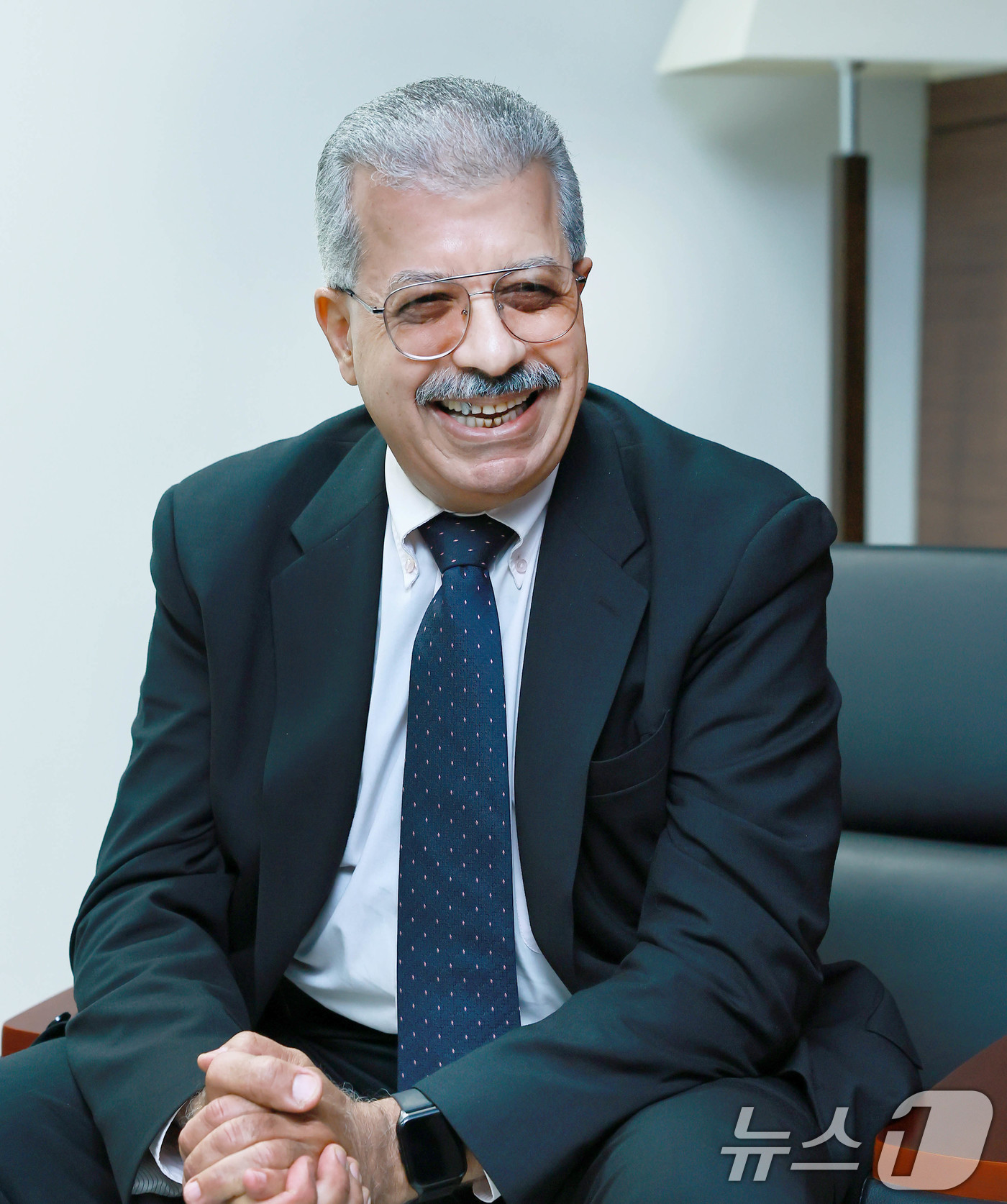 (서울=뉴스1) = 리예스 네이트 티길트 신임 주한 알제리 대사가 23일 서울 중구 대한상공회의소에서 정인교 산업통상자원부 통상교섭본부장과 면담을 나누고 있다. (산업통상자원부 제 …