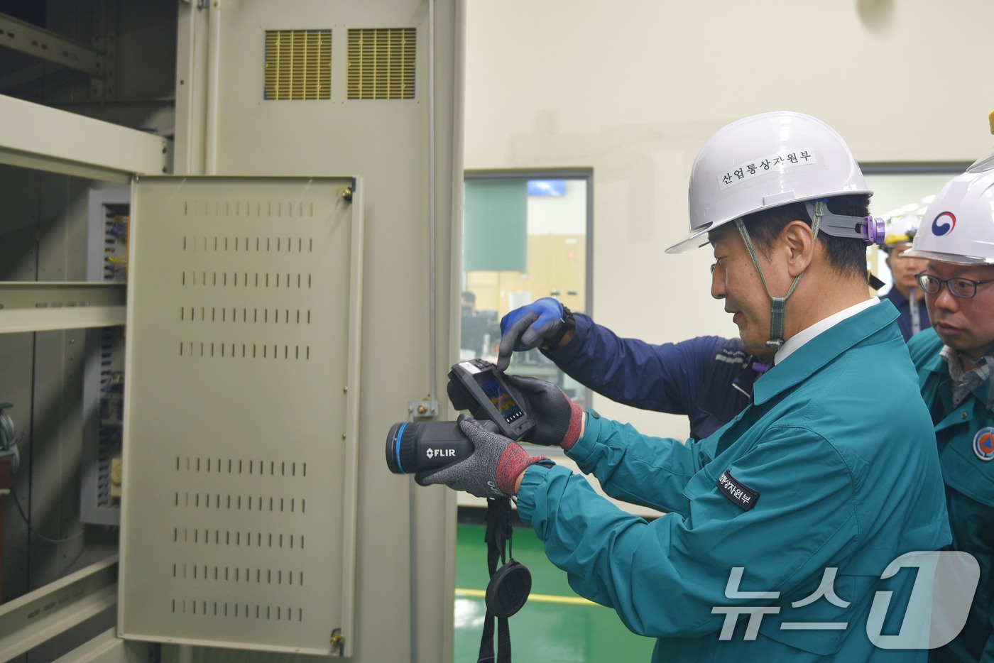 (서울=뉴스1) = 이호현 산업통상자원부 에너지정책실장이 23일 '여름철 특별안전점검'을 위해 서울 양천구에 위치한 빗물펌프장을 방문해 전기안전관리 상황을 점검하고 있다. (산업통 …