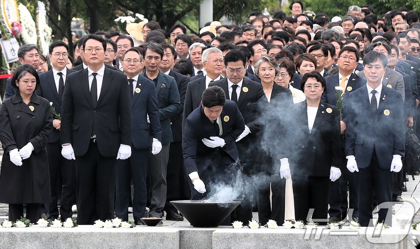 (김해=뉴스1) 이재명 기자 = 김용태 국민의힘 비상대책위원장이 23일 오후 경남 김해시 봉하마을에서 열린 고 노무현 전 대통령 16주기 추도식에서 분향을 하고 있다. (공동취재) …
