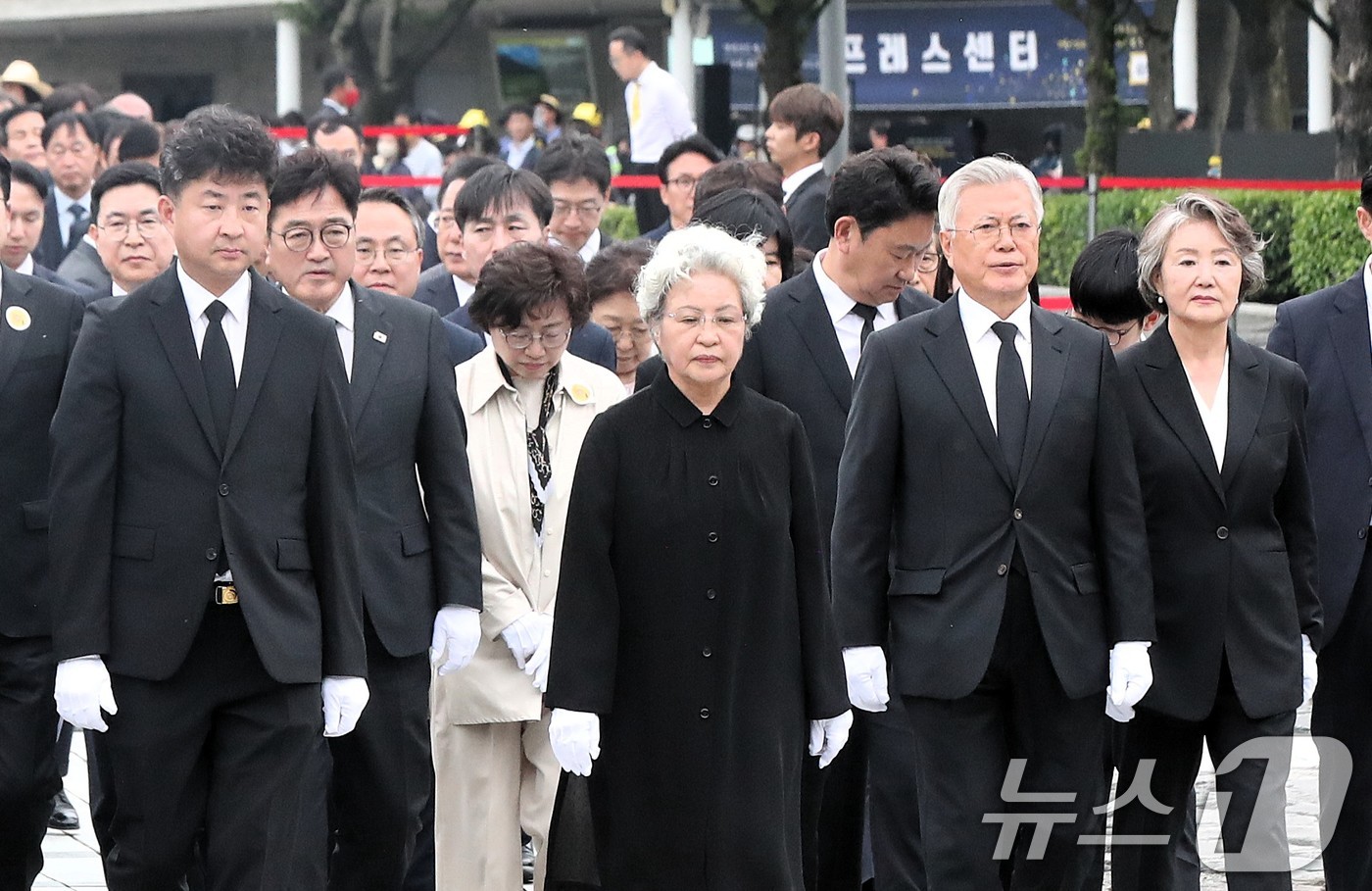 (김해=뉴스1) 이재명 기자 = 문재인 전 대통령과 권양숙 여사가 23일 오후 경남 김해시 봉하마을에서 열린 고 노무현 전 대통령 16주기 추도식에서 묘역에 참배하고 있다. (공동 …