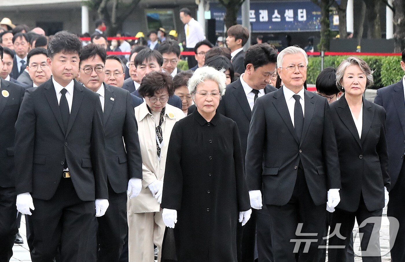 본문 이미지 - 문재인 전 대통령과 권양숙 여사가 23일 오후 경남 김해시 봉하마을에서 열린 고 노무현 전 대통령 16주기 추도식에서 묘역에 참배하고 있다. &#40;공동취재&#41; 2025.5.23/뉴스1 ⓒ News1 이재명 기자