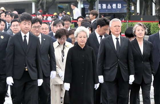 노무현 전 대통령 기리는 문재인·권양숙