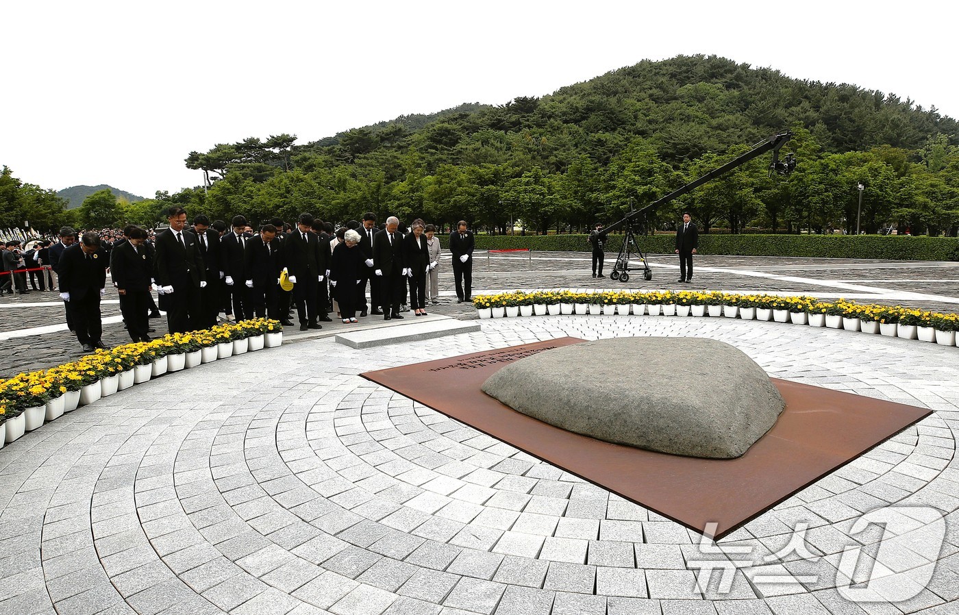 (김해=뉴스1) 이재명 기자 = 유시민 노무현 재단 이사장을 비롯한 참석자들이 23일 오후 경남 김해시 봉하마을에서 열린 고 노무현 전 대통령 16주기 추도식에서 참배하고 있다. …