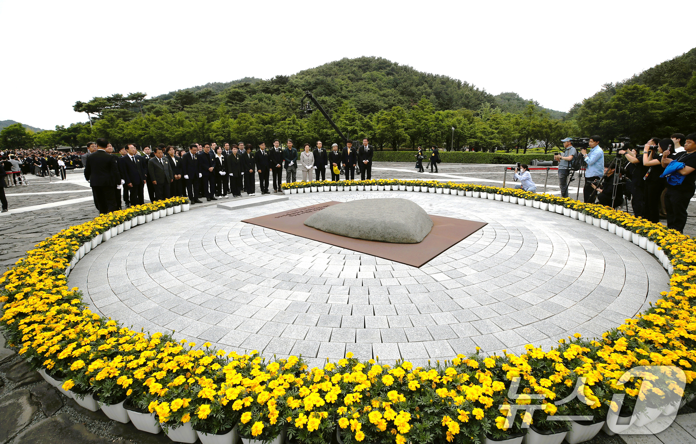 (김해=뉴스1) 이재명 기자 = 문재인 전 대통령과 권양숙 여사가 23일 오후 경남 김해시 봉하마을에서 열린 고 노무현 전 대통령 16주기 추도식에서 묘역에 참배하고 있다. (공동 …