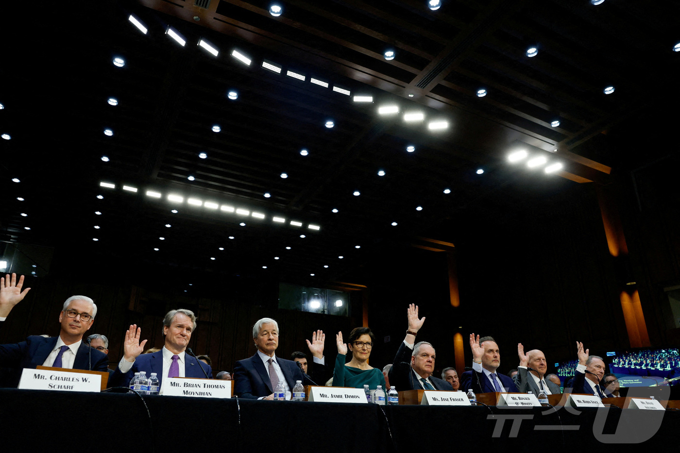 (로이터=뉴스1) 강민경 기자 = 왼쪽부터 △웰스파고 CEO 겸 사장 찰스 W. 샤프 △뱅크오브아메리카 회장 겸 CEO 브라이언 토마스 모이니한△JP모간체이스 회장 겸 CEO 제이 …