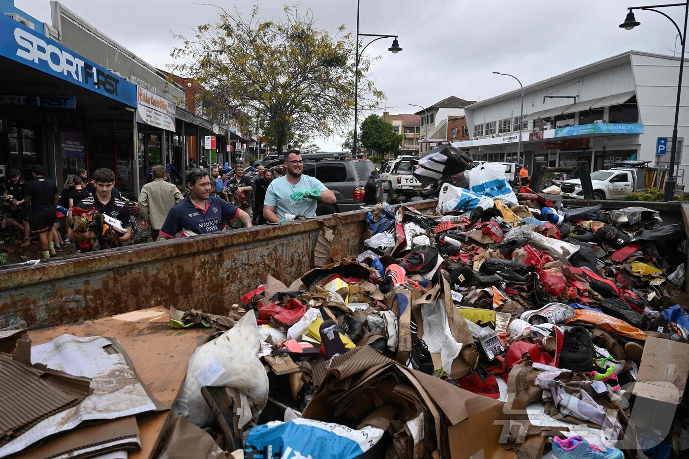 (타리 AFP=뉴스1) 최종일 선임기자 = 호주 동부 지역에서 집중 호우로 인해 대규모 홍수가 발생해 거리가 침수되고 주택이 파괴됐다. 사진은 23일(현지시간) 뉴사우스웨일스주 중 …
